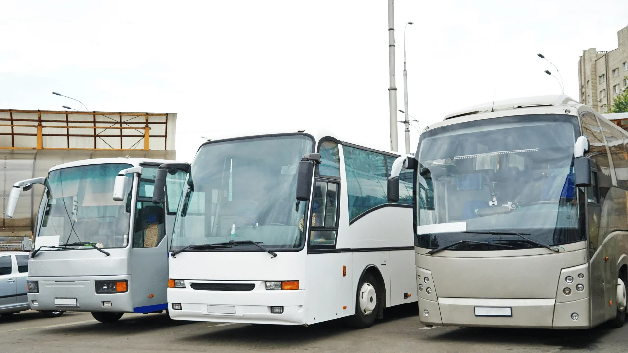 Cómo una empresa de transporte de pasajeros optimizó la seguridad y el control de sus unidades con cámaras 4G con IA